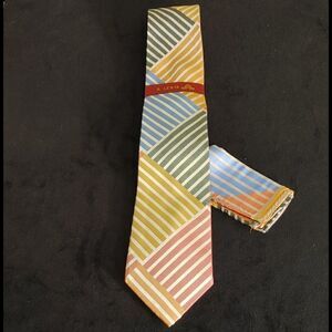 MEN'S ROBERT LEWIS SILK TIE AND POCKET SQUARE SET.
